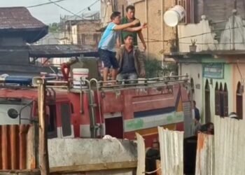 Dua Unit Rumah Dilalap Sijago Merah. Pemkab Taput Gunakan Metode Baru: Gunakan Gayung dan Ember Padamkan Api