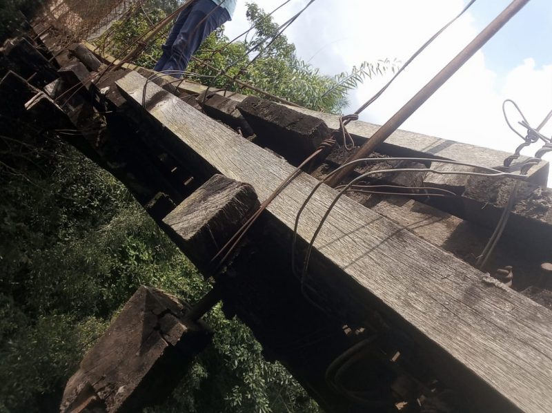Tampak kondisi jembatan yang telah rusak parah