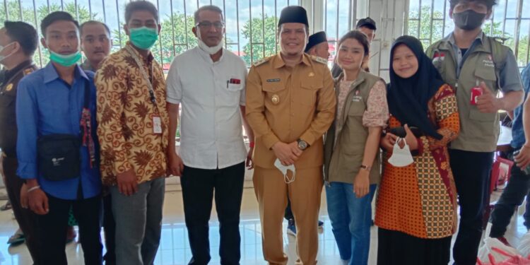 Bagi-Bagi Sembako, Pejuang Muda dan IPSM Labusel Peringati Hari Disabilitas Internasional