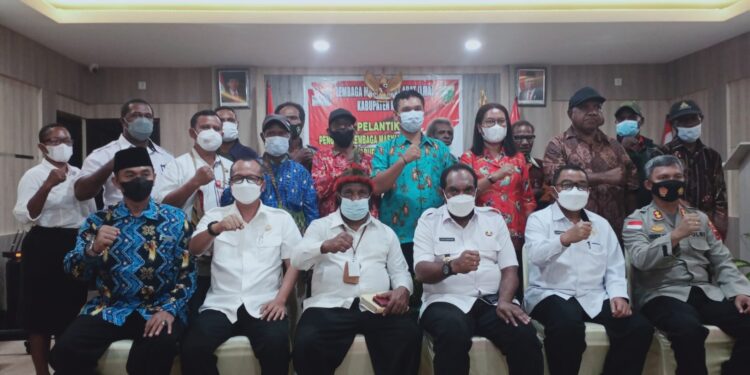 Lenis Kogoya Lantik LMA Kabupaten Keerom Periode 2021-2026