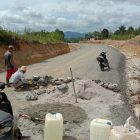 Terlihat tukang sedang membuat tembok di atas lahan Dr Capt Anthon Sihombing, yag belum diganti rugi