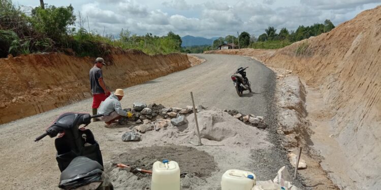 Tak Dapat Ganti Rugi Lahan, Mantan Anggota DPR RI Tembok Jalan Lingkar Ir Soekarno Siborong-borong