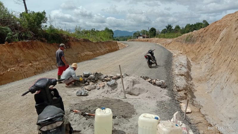 Terlihat tukang sedang membuat tembok di atas lahan Dr Capt Anthon Sihombing, yag belum diganti rugi