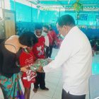 Bupati Nabire Mesak Magai SSos MSi terlihat memberikan cenderamata kepada warga difable saat meresmikan Kantor Sekretaris Forum Difable Nabire, Papua