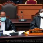 Kuasa Hukum Pasangan Calon Bupati Yalimo Nomor Urut 2 (LA-HUM) Yance Tenoye SH (Kanan) dan Jhonatan Waeo Salisi (Kiri) saat mengikuti Pembacaan Permohonan di Ruang Sidang Pleno Gedung Mahkamah Konstitusi di Jakarta
