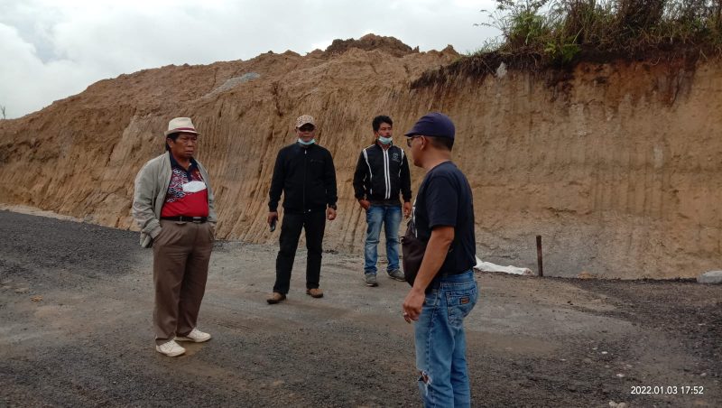 DR Capt Anthon Sihombing turun ke lokasi tanah miliknya di Siborong-borong, yang diklaim olehnya telah dirampas secara paksa