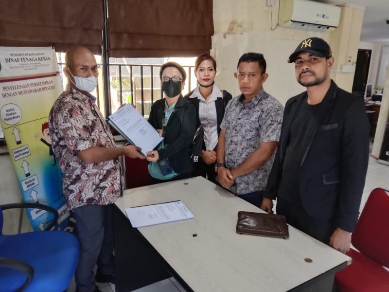 Ketua DPC SBSI 1992 Kota Batam Paestha Debora didampingi Ketua Bidang Konsolidasi dan keorganisasian Sukur Ahmad, Sekretaris Hatim Abdul Kadir SSos dan Bendahara Nursarifah, saat menerima Surat Tanda Bukti Pencatatan dari Dinas Tenaga Kerja Kota Batam, Kamis (6/1/2022).