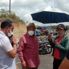 DR Capt Anthon Sihombing bersama masyarakat Desa Lobu Siregar 1 dan 2 saat berada di jalan lingkar Siborongborong