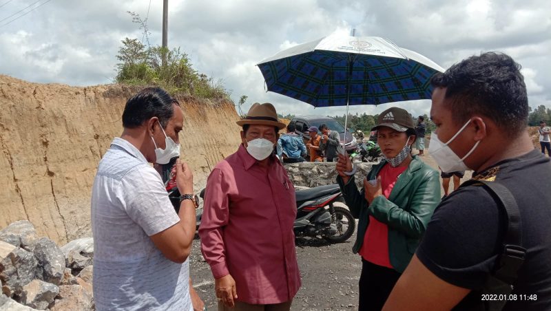 DR Capt Anthon Sihombing bersama masyarakat Desa Lobu Siregar 1 dan 2 saat berada di jalan lingkar Siborongborong