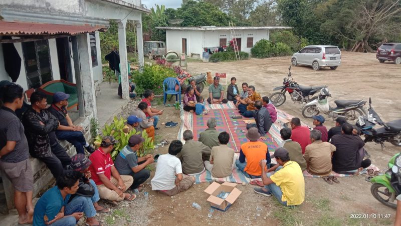 Warga Dusun Lumban Julu, Desa Lobu Siregar 1 terlihat sedang sosialisai bersama Pengacara Roy Binsar Siahaan SH dan Parsaoran Siahaan