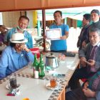 Salah satu warga mengaku merasa dibodohi sambil menunjukkan Piagam Penghargaan yang diberikan Perangkat Desa kepada para pemilik lahan tanpa biaya ganti rugi yang layak