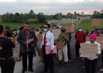 Masyarakat Lobu Siregar 1 Turun ke Jalan Lingkar Siborongborong Tuntut Pembayaran Lahan Mereka
