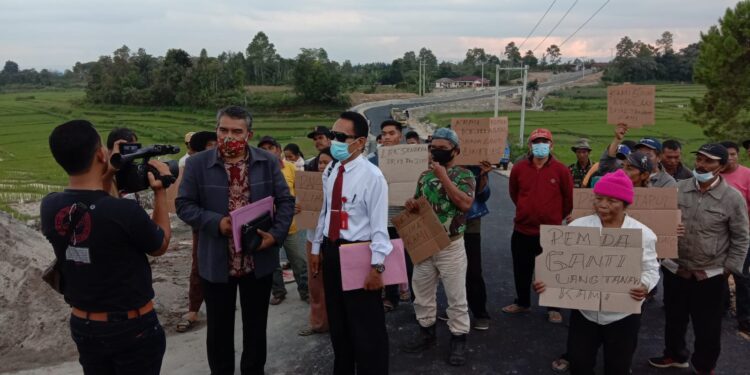 Masyarakat Lobu Siregar 1 Turun ke Jalan Lingkar Siborongborong Tuntut Pembayaran Lahan Mereka