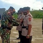 Danyon Brimob Pelopor Kompol Joni Samonsabra SH MH terlihat sedang menyematkan tanda jabatan kepada para Perwira yang dilantik