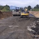 Tampak Alat Berat diduga dikerahkan pihak Pemkab Taput untuk membongkar tembok yang dibangun masyarakat