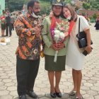 Ketua LMA Propinsi Papua Lenis Kogoya bersama isteri saat menghadiri acara pelantikan Puteri mereka yang lulus Analis Kesehatan TNI
