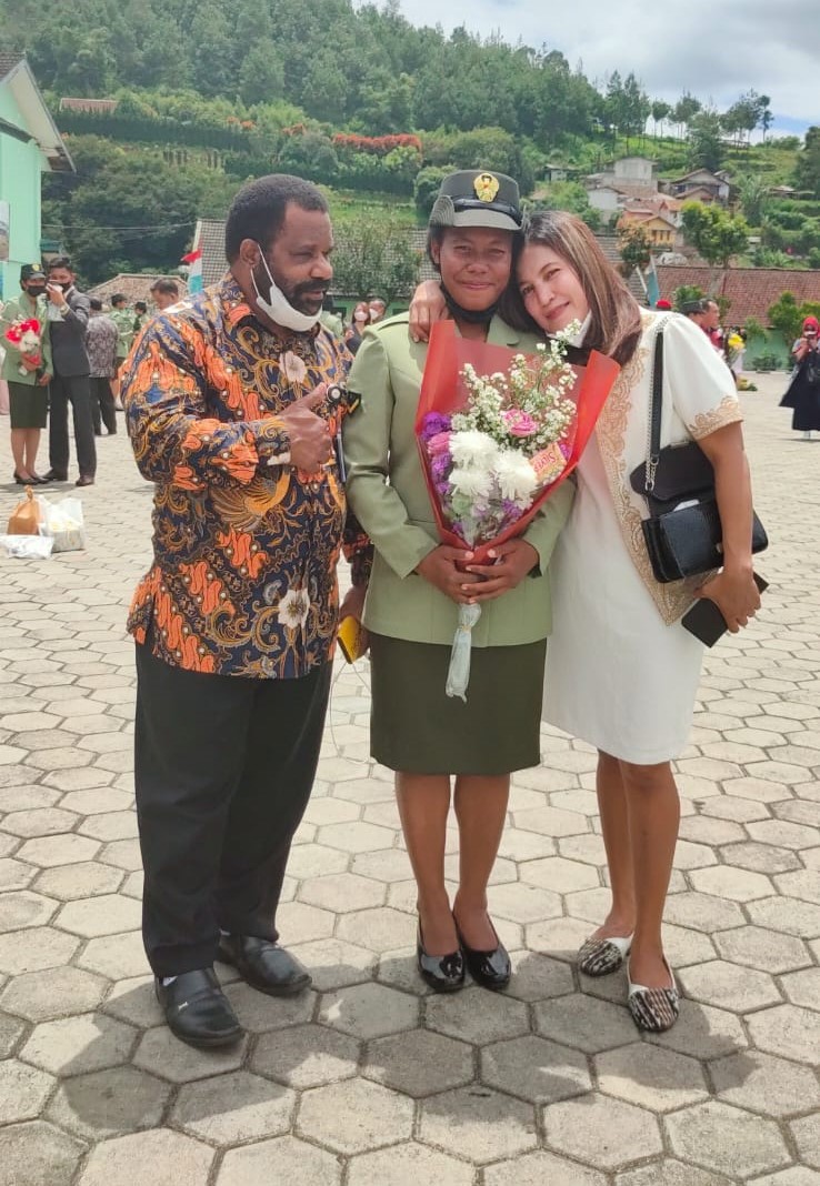 Ketua LMA Propinsi Papua Lenis Kogoya bersama isteri saat menghadiri acara pelantikan Puteri mereka yang lulus Analis Kesehatan TNI