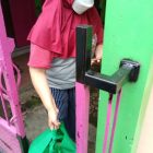 Salah satu anggota PK SBSI 1992 RS EMC yang menerima bantuan akibat terdampak Omicron