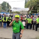 Ketua Umum SBSI 1992 Abednego Panjaitan saat meninjau Tenda Perjuangan yang didirikan anggota PK SBSI 1992 PT Sinar Central Sandang diluar pabrik di Serpong