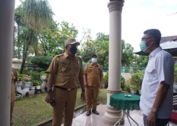 Tinjau Warga Yang Isoman, Aulia Rachman Sampaikan Pesan Wali Kota Agar  Tetap Semangat & Tidak Panik