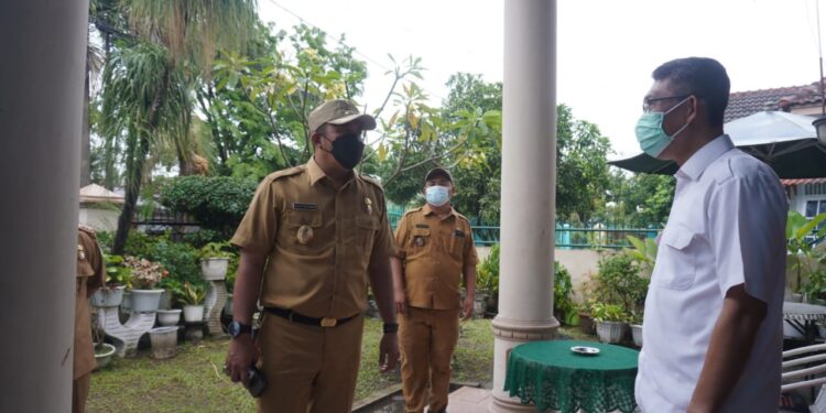 Tinjau Warga Yang Isoman, Aulia Rachman Sampaikan Pesan Wali Kota Agar Tetap Semangat & Tidak Panik