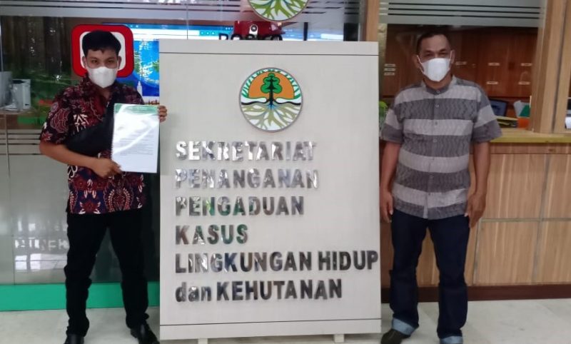 Ketua KTH Sejahtera Gunung Baringin Imam Roni Harahap didampingi Sekretarisnya Baharuddin Rambe saat menyambangi Kementerian LHK untuk menyerahkan laporan masyarakat