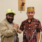 Ketua Kelompok Tani Hutan (KTH) Sejahtera Gunung Baringin Imam Roni Harahap salam komando dengan Tenaga Ahli Utama pada Kantor Staf Presiden Dr Lenis Kogoya MHum