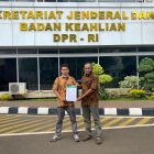 Ketua KTH Sejahtera Gunung Baringin Imam Roni Harahap didampingi Sekretarisnya Baharuddin Rambe saat menyerahkan pengaduan ke Ketua DPR RI di Senayan Jakarta 