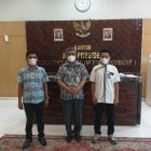 Ketua KTH Sejahtera Gunung Baringin Imam Roni Harahap bersama Pengurus LBH Tiga Pilar Bersatu Arsula Gultom saat diterima KSP Kedeputian II Sahat Lumbanraja, Selasa (8/3/2022) di Istana Negara