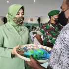 Ketua Persit PD XVII/Cendrawasih Ny Erni Teguh Muji Angkasa saat menerima cendera mata
