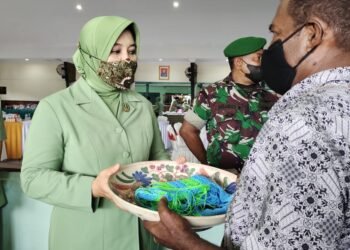 Ketua Persit Kartika Chandra Kirana PD XVII/Cendrawasih Serahkan Tali Asih ke Yayasan Difable Nabire Melalui Kodim 1705/Nabire