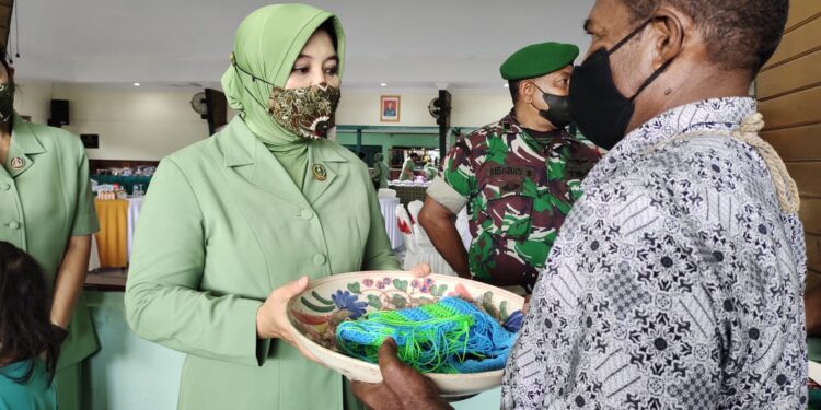 Ketua Persit Kartika Chandra Kirana PD XVII/Cendrawasih Serahkan Tali Asih ke Yayasan Difable Nabire Melalui Kodim 1705/Nabire