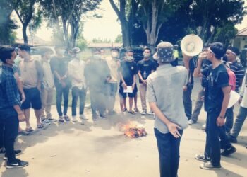 Diwarnai Aksi Bakar Ban, Mahasiswa Minta Kadis Pendidikan Langkat Mundur