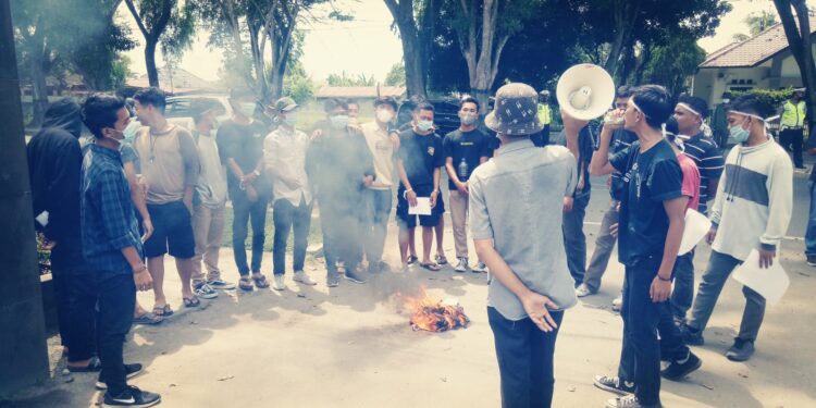 Diwarnai Aksi Bakar Ban, Mahasiswa Minta Kadis Pendidikan Langkat Mundur