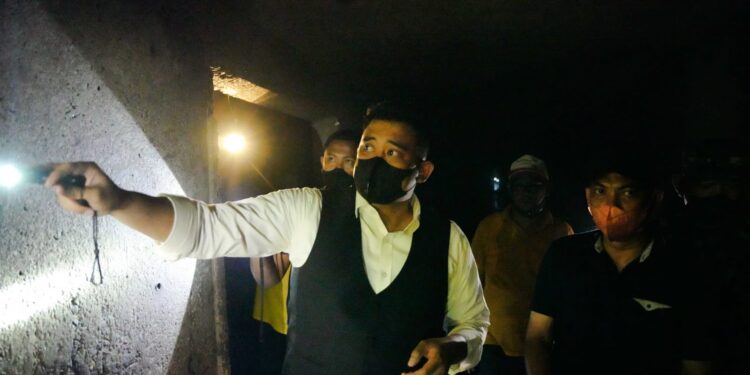 Bobby Nasution Masuki Terowongan Parit MUDP, Temukan Penyebab Banjir Medan Denai, Minta Dinas PU Tuntaskan