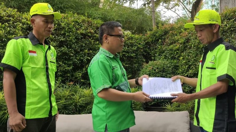 Ketua Umum DPP SBSI 1992 Abednego Panjaitan saat menerima laporan 7.000-an Petani Perkebunan Kelapa Sawit Kabupaten Kota Baru di Jakarta
