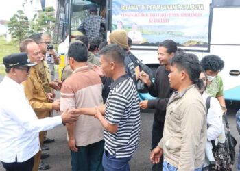 40 ORANG PERWAKILAN PETANI KABUPATEN SIMALUNGUN BERANGKAT KEPULAU JAWA