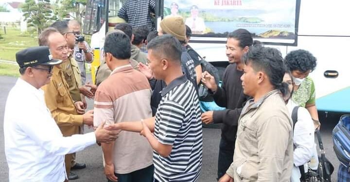 40 ORANG PERWAKILAN PETANI KABUPATEN SIMALUNGUN BERANGKAT KEPULAU JAWA