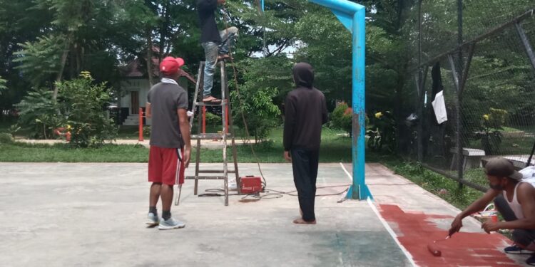 PERBAIKAN SARANA OLAH RAGA BOLA BASKET DI TAMAN BUNGA OLEH KOMUNITAS BASKET SIANTAR