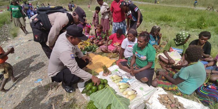 Wujudkan program Peka, Satgasres Ops Damai Cartenz-2022 Tingkatan Kamtibmas, Tinjau Pasar Yokatapa Sugapa