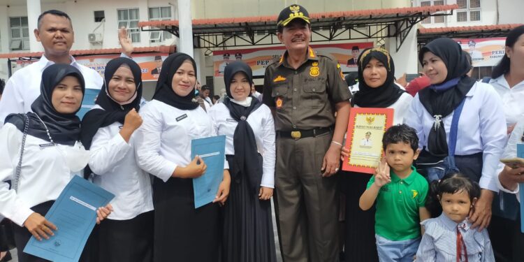 Serahkan SK Pengangkatan 504 Guru, Bupati Nias Barat Berharap Kedepankan Disiplin & Etika Profesi