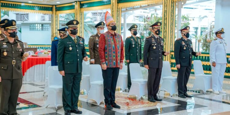 Kenakan Baju Adat Toba, Bobby Nasution Ikuti Upacara Hari Lahir Pancasila Tahun 2022. “Presiden Ajak Anak Bangsa Bumikan Pancasila”