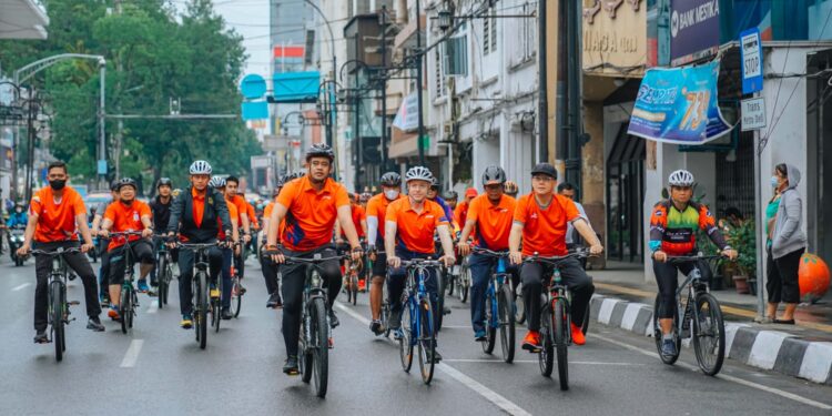Pererat Silaturahmi & Peringati Hari Sepeda Dunia, Bobby Nasution Gowes Bareng Konsul AS dan Forkopimda