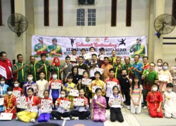 Kadispora Kota Medan Serahkan Medali Tanda Ditutupnya Kejuaraan Wushu Se-Kota Medan Memperebutkan Piala Wali Kota Medan Tahun 2022