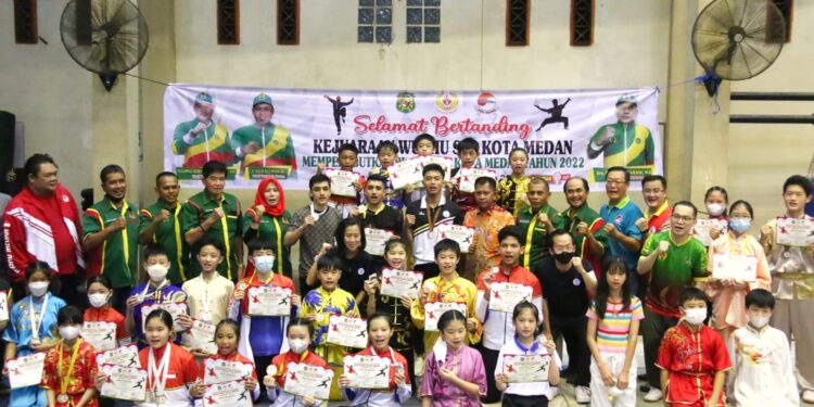 Kadispora Kota Medan Serahkan Medali Tanda Ditutupnya Kejuaraan Wushu Se-Kota Medan Memperebutkan Piala Wali Kota Medan Tahun 2022