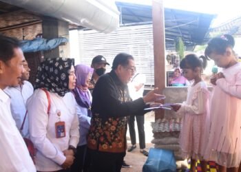 Bupati Lombok Utara Serahkan Santunan Kepada Keluarga PMI Asal Tanjung