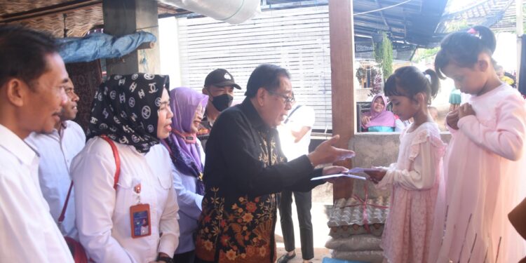 Bupati Lombok Utara Serahkan Santunan Kepada Keluarga PMI Asal Tanjung