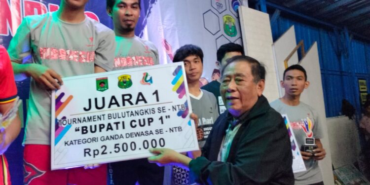 Bupati Lombok Utara Tutup Resmi Turnamen Bulutangkis