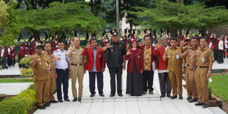 Syah Afandin Lepas 210 Mahasiswa UISU untuk KKN di Langkat