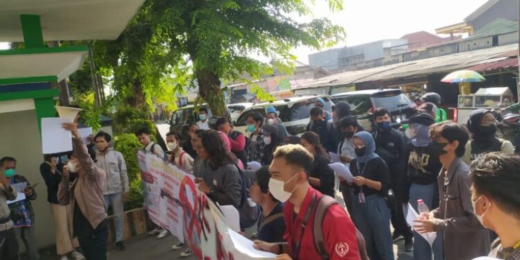 Aksi Mahasiswa Geruduk Dinas Pendidikan Kota Bekasi, Tuding PPDB Online Gagal